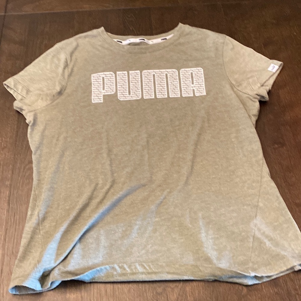 PUMA size L short sleeve army green tee‎ in EUC